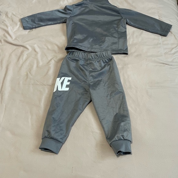 *SOLD* Nike Outfit Lot - Picture 4 of 9